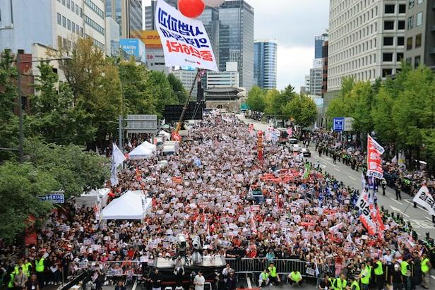 国民力量党连续两周组织游行，这周在首尔15万人参加，上周的大邱7万人参加。韩国的