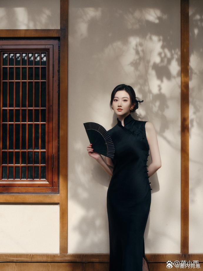 景甜这身新中式造型惊艳十足，黑色旗袍勾勒曼妙身姿，温婉气质格外动人。 