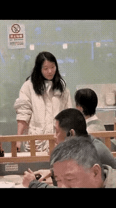 弱者一旦学会了家暴她会更残忍更冷漠。
视频中的女子对她的男友连番攻击，出手之狠让