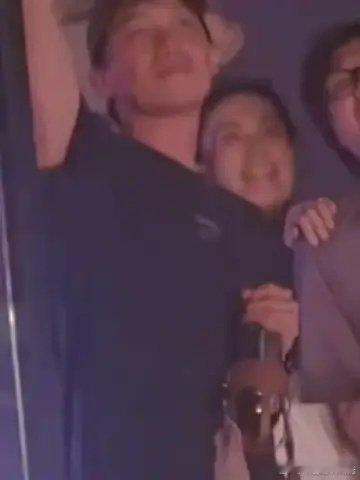 王菲无名指疑似戴了钻戒真正的感情也不需要婚姻来界定，更不需要钻戒来证明。人家和谢