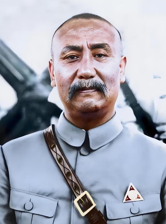 讲讲阎锡山与傅作义的恩怨情仇——

1918年，23岁的傅作义从保定军校毕业，回