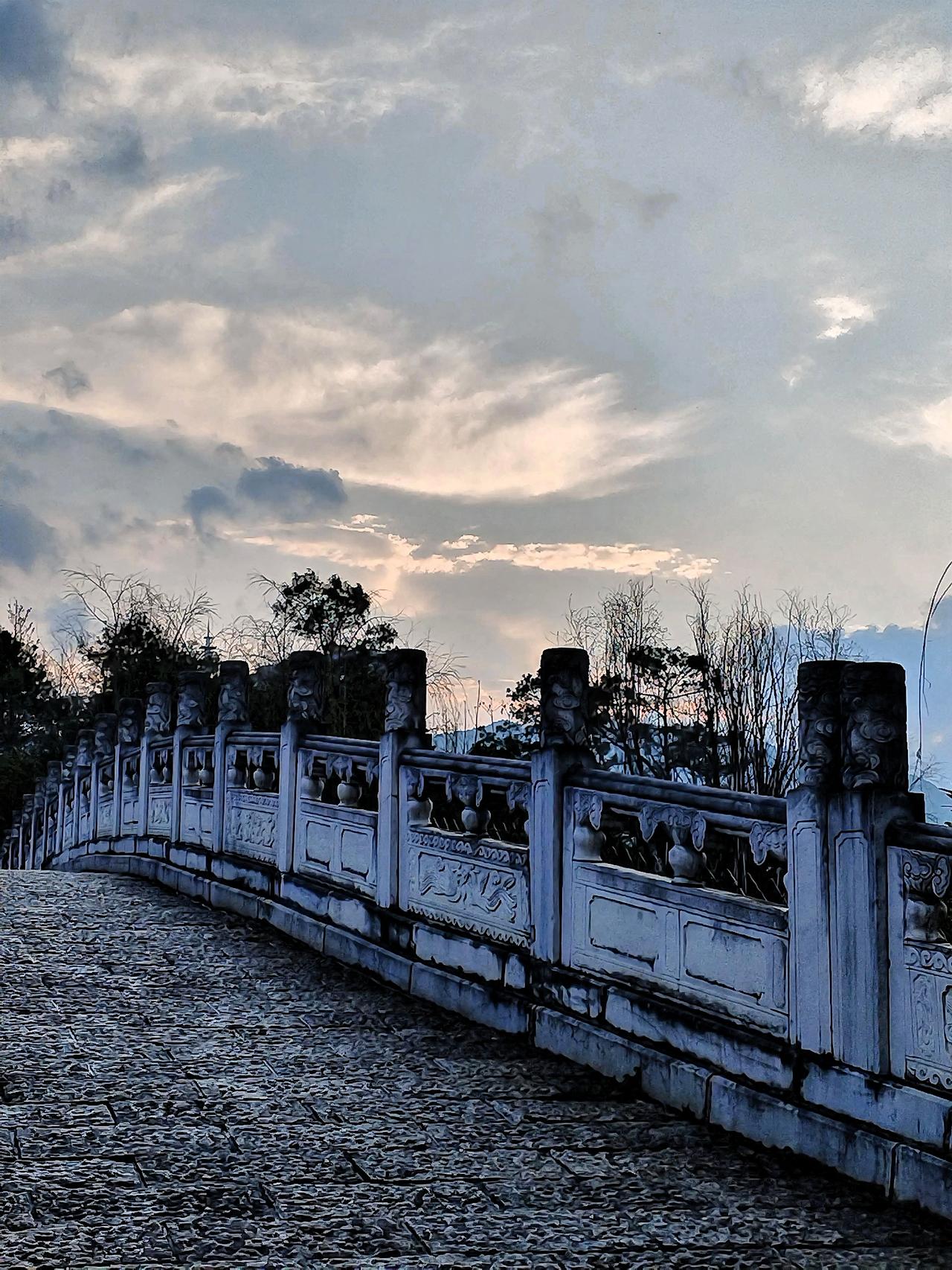 桥上风景如画，古韵悠长。黄昏时慢步玉龙湖畔.微风轻轻拂过，带来湖水淡淡的清新气息