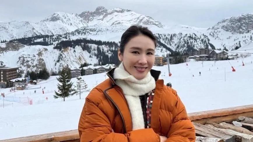 五十岁穿两万块羽绒服，是炫富吗？不，她这是“敢穿”！这背后究竟藏着怎样与众不同的