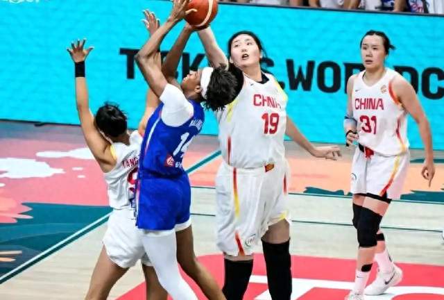 中国女篮61-90惨败法国，韩旭赛后点出2问题，篮板26-44太扎眼