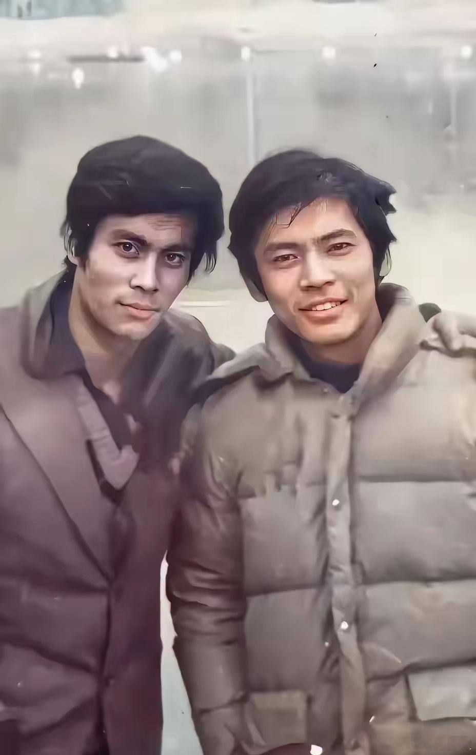 90年在广东的农民工，春节要回村了，买件二手羽绒服，拍个照片，显摆显摆[嘻嘻][
