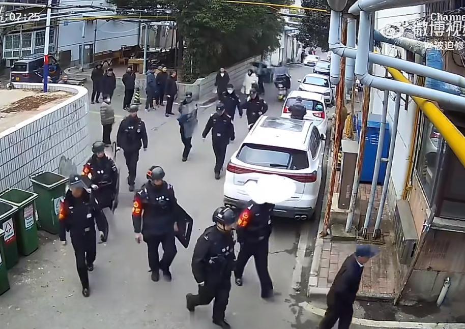 河南平顶山一老头报警，说邻居家制毒，大批警察从天而降，差点破门而入，搞成大乌龙。