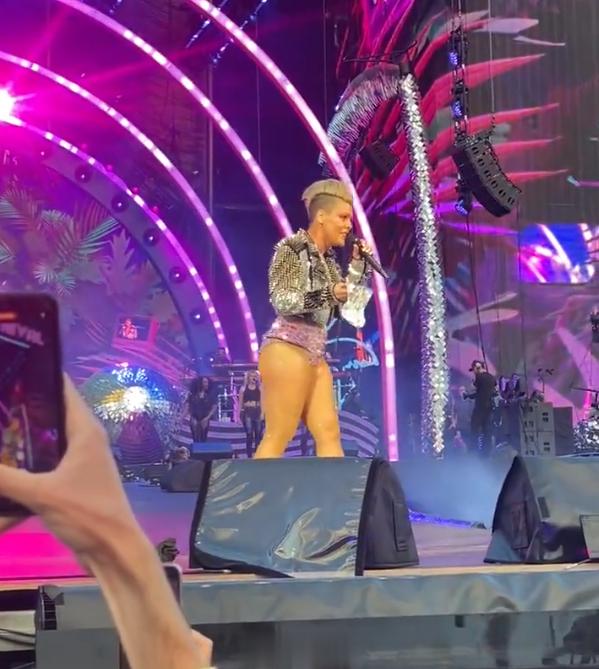 #粉丝将亲妈骨灰扔上演唱会舞台# 骨灰级粉丝把妈妈的骨灰在粉妈的舞台上扬了…[a