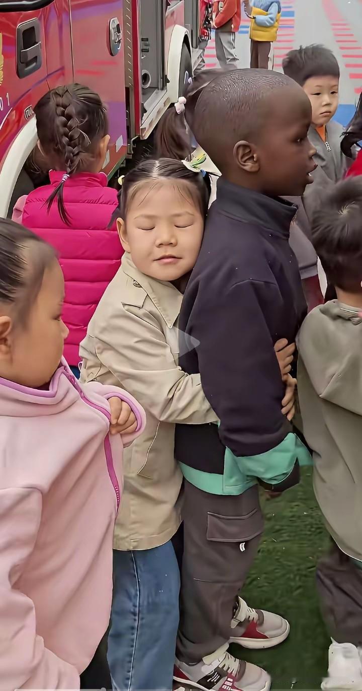 这是某地一幼儿园发生的一幕，此情此景，各位当家长的该怎样应对呢？