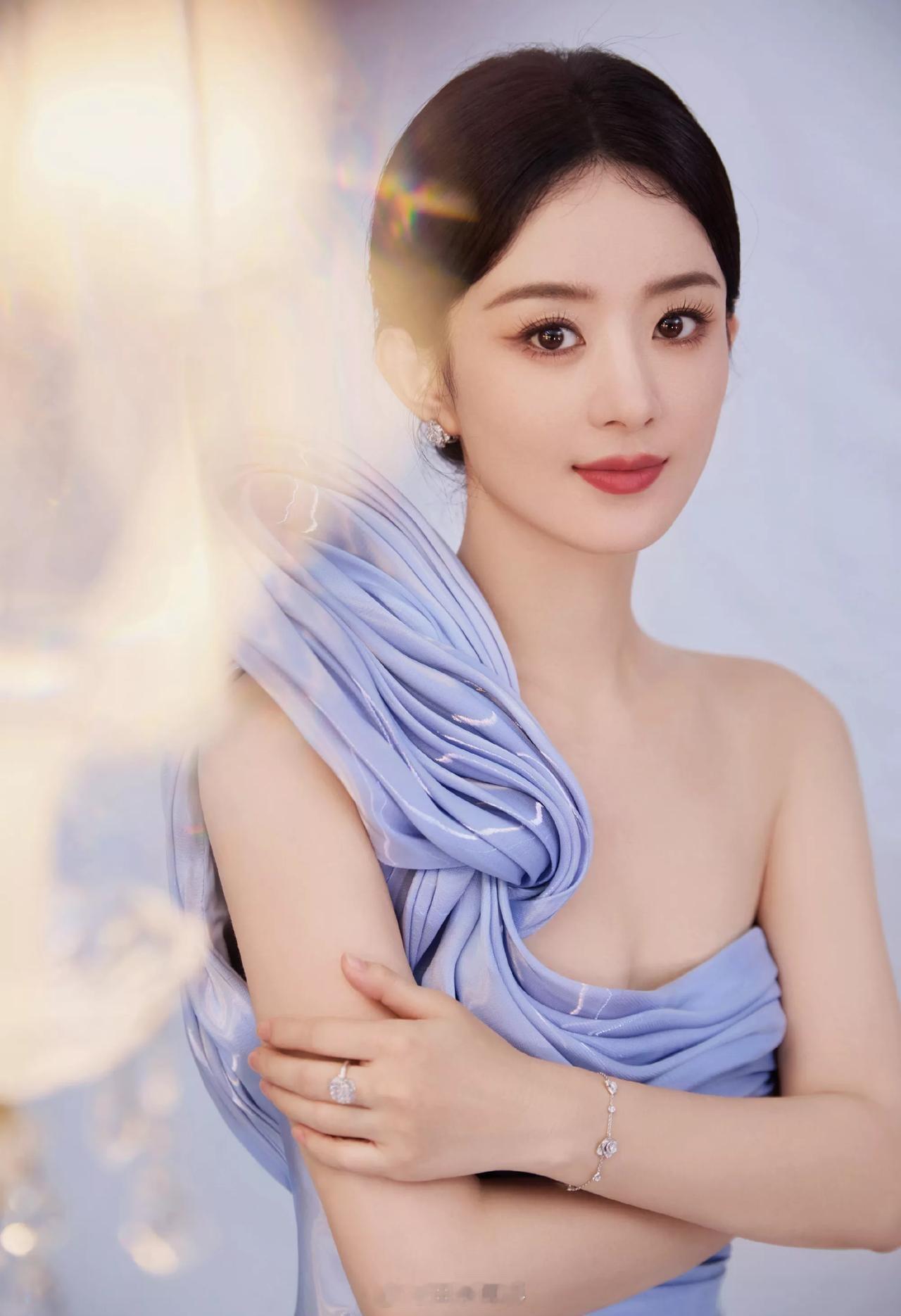 赵丽颖于适 浮华之上 赵姐又有新片了《浮华之上》，网传是和于适搭档。导演滕丛丛曾