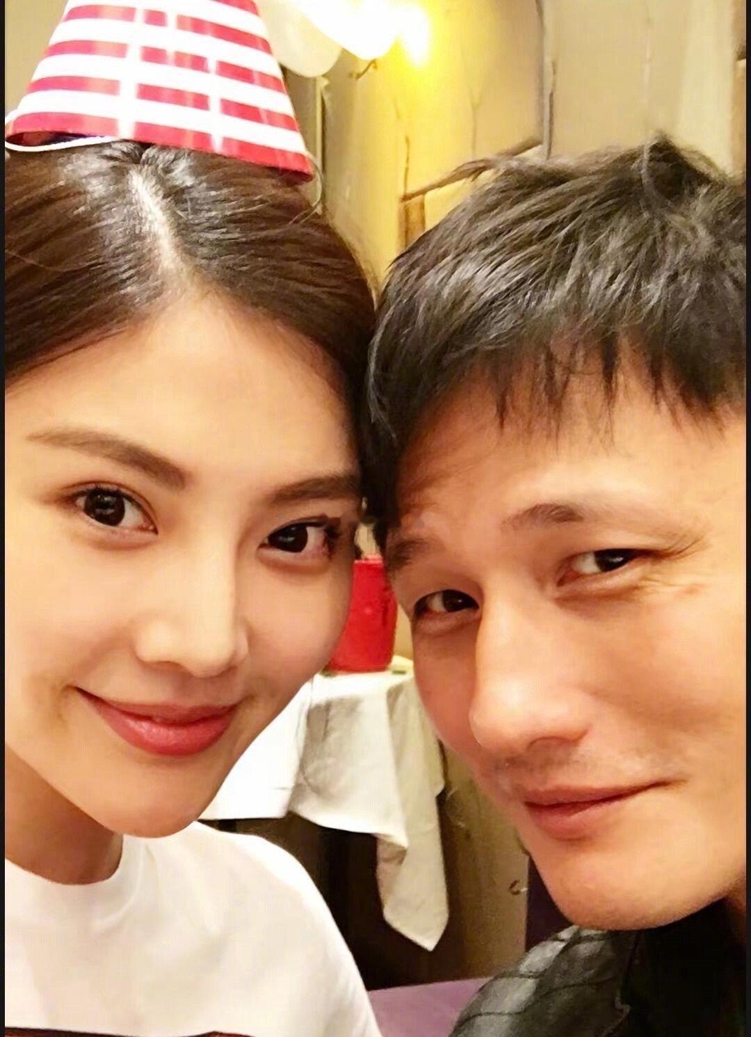 尹子维在哈尔滨大学课堂分享《许我耀眼》名场面，徐冬冬甜蜜透露两人曾熬夜追剧，从讲