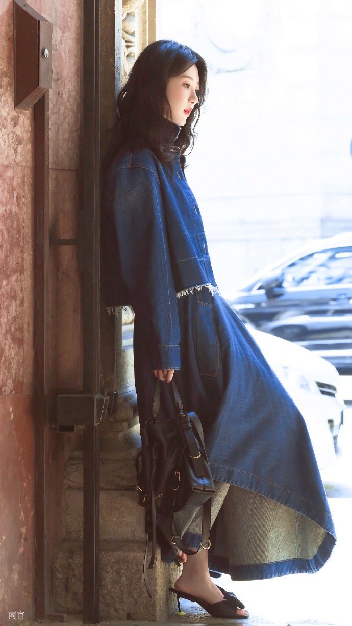 杨紫玉兰花开君再来 💜杨紫董竹君 初恋是雾，你是雾中的玫瑰，隔着青纱看你，叫我