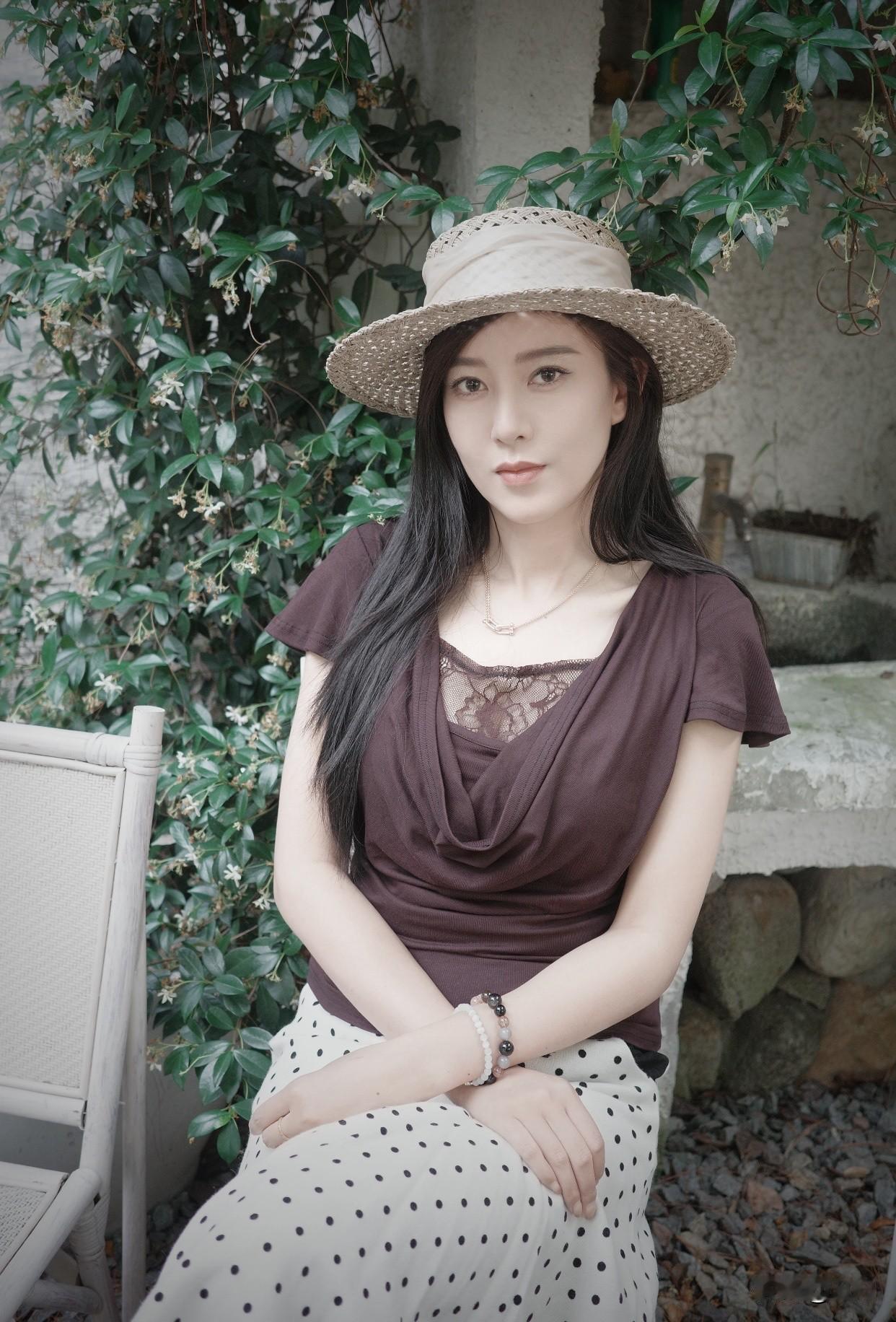 什么样的女人吸引男人内在特质。比如情绪稳定，男生在外打拼累了，回家不想面对情绪风