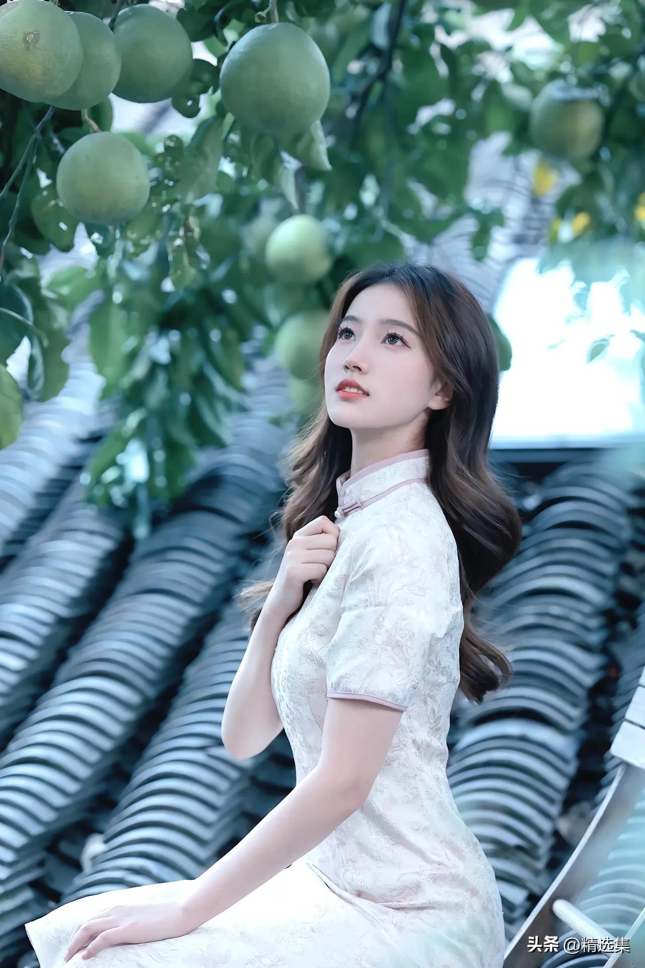 “绿意盎然中，白衣少女倚树沉思”🍃💃🌿