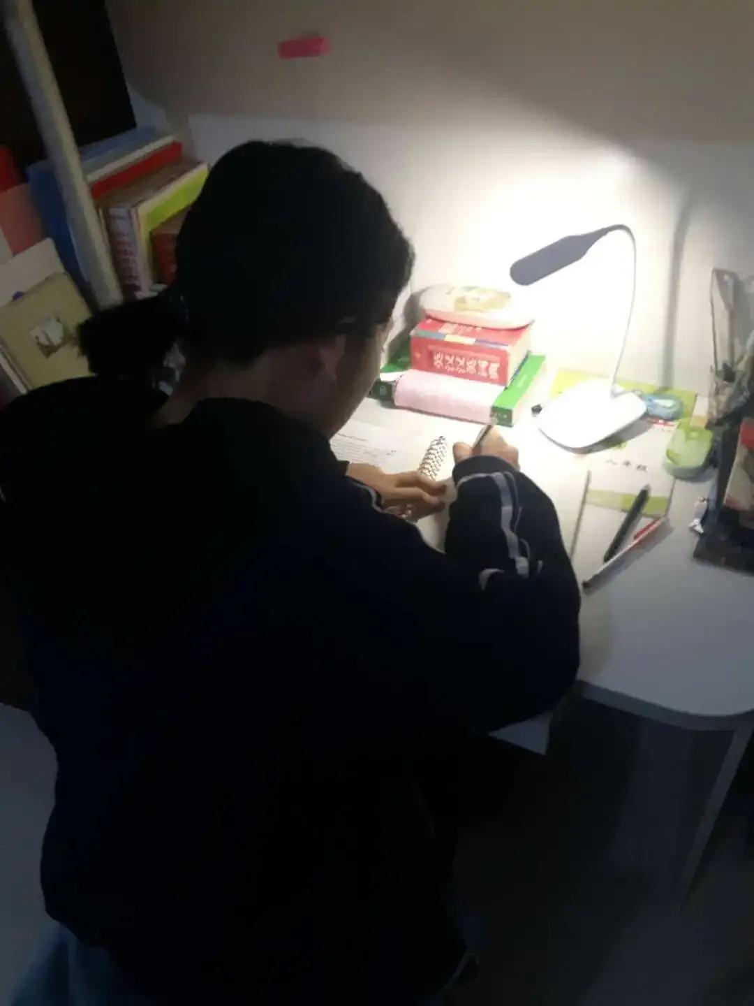 上联：墨客常题风月句；
下联：？？？