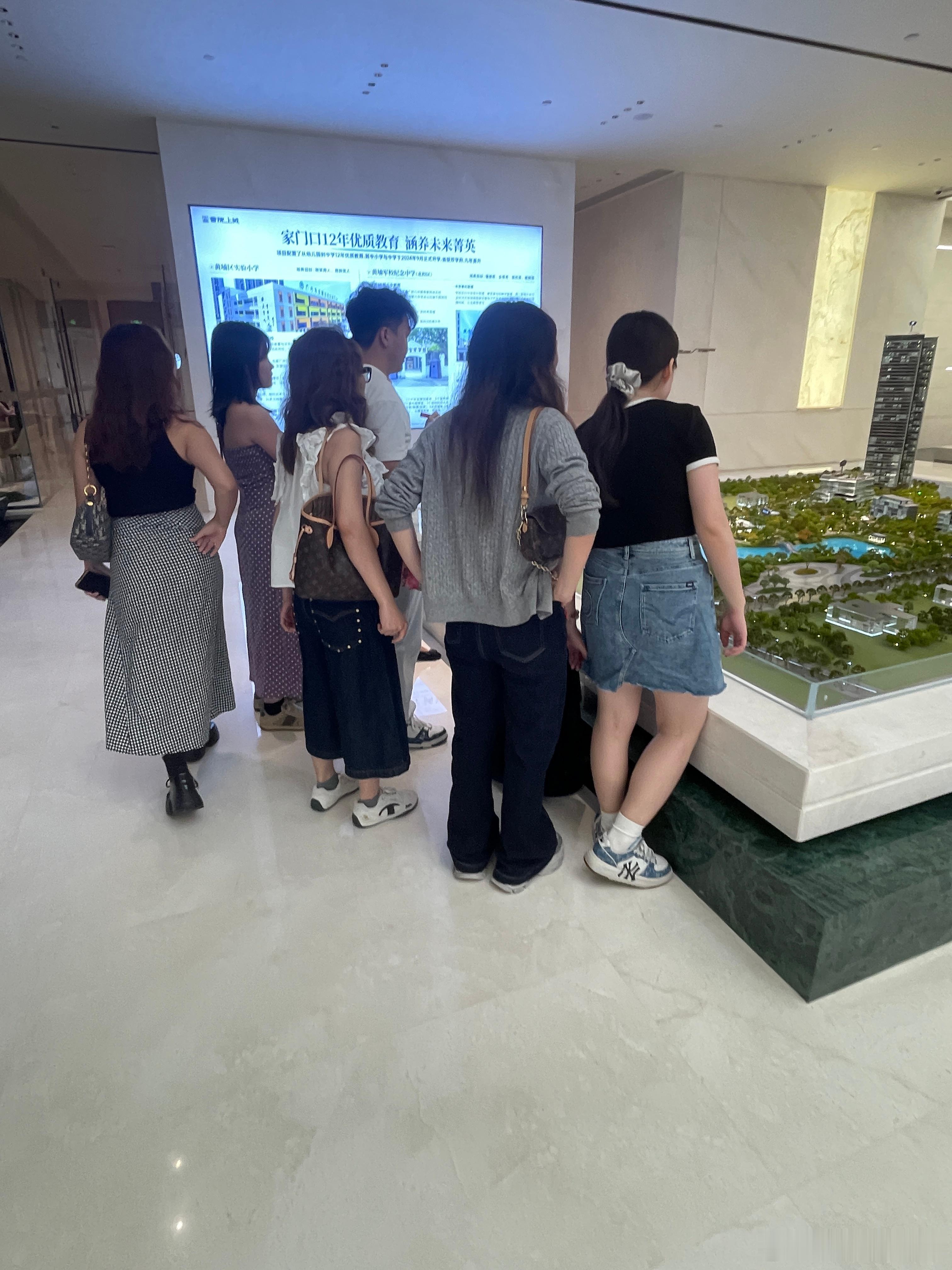 今天一堆美女来看房广州买房