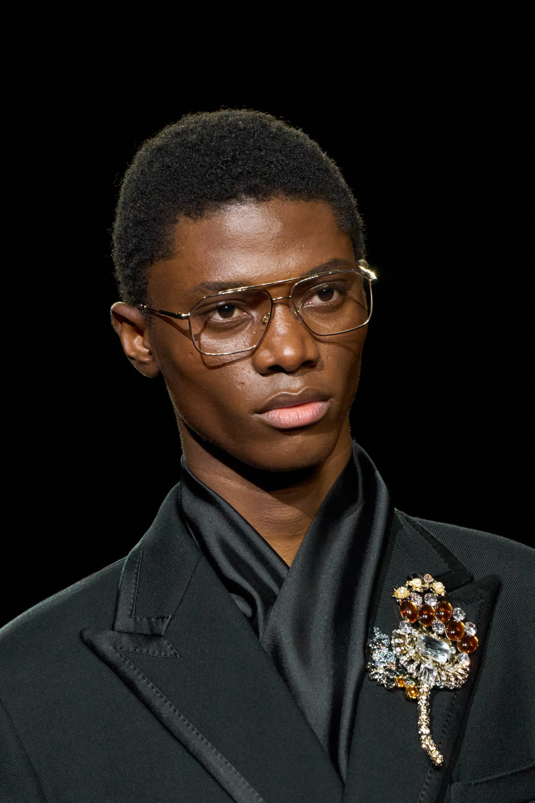 Dolce & Gabbana 2025秋冬男装秀场中，压轴出场的一系列黑色燕尾