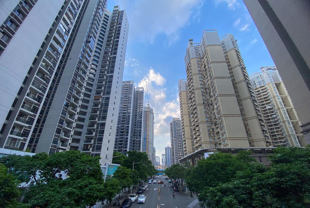 【房地产税立法或将暂缓，专家：长远看有望择机开征】房地产税再次进入人们的视线，只