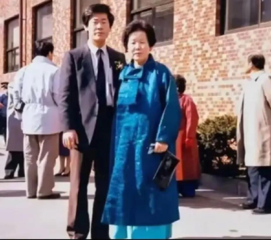 1989年，年轻的李在明与母亲的一张合影，当时李在明刚刚拿下司法考试，即将成为一
