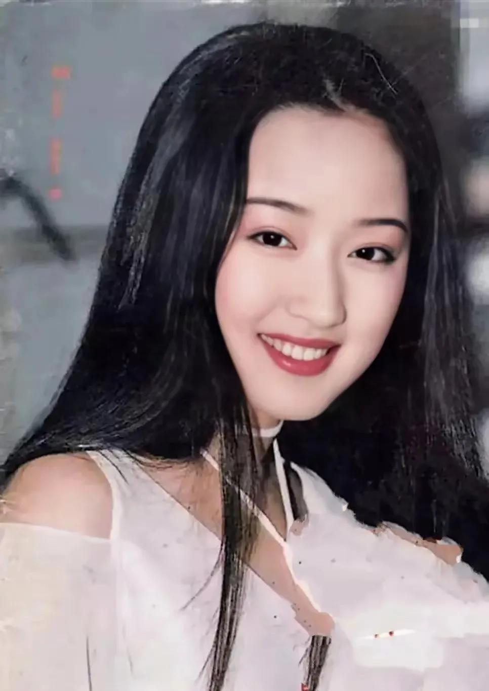 一直好奇怪，她这么漂亮，歌声又甜，性格又温柔，却一直单身，怎么就没人追她呢？
好
