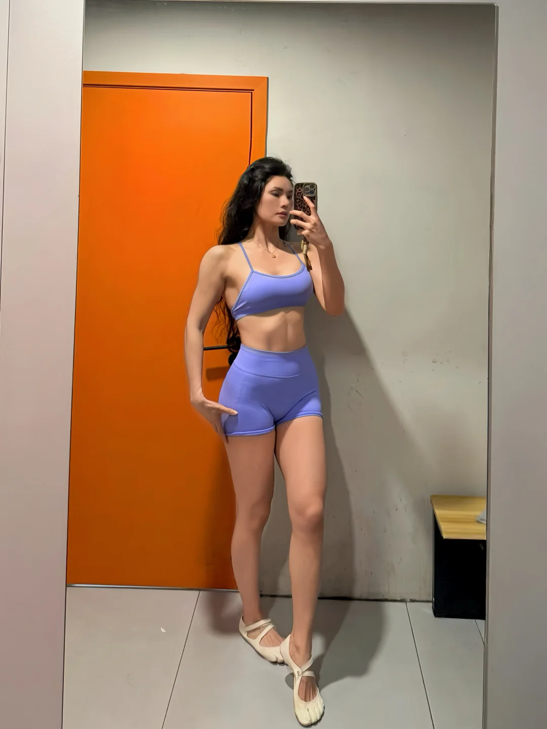 换上装备开始练臀