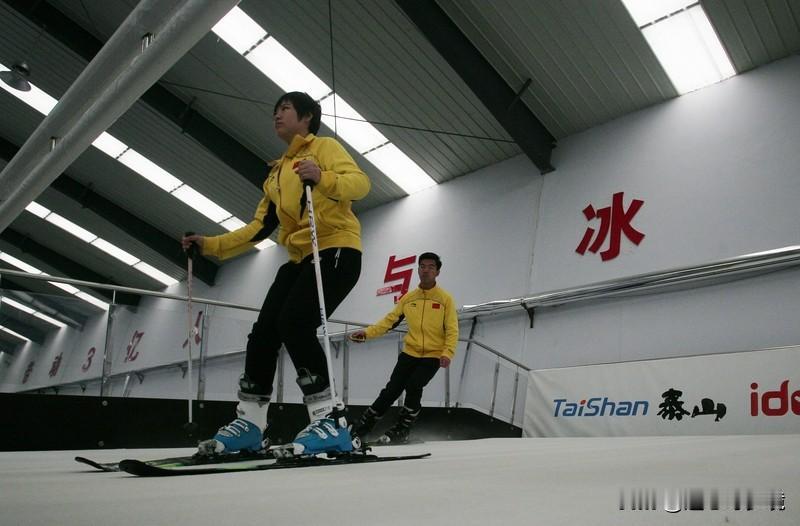 冰雪产业发展对就业影响巨大。从数据看，冰雪产业增长显著，相关企业数量从2015年