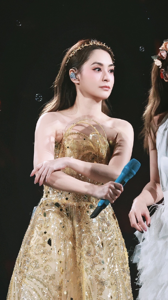 #阿娇雅典娜女神# 阿娇真的太适合这样的造型了，整个人看起来非常的高贵典雅，就和