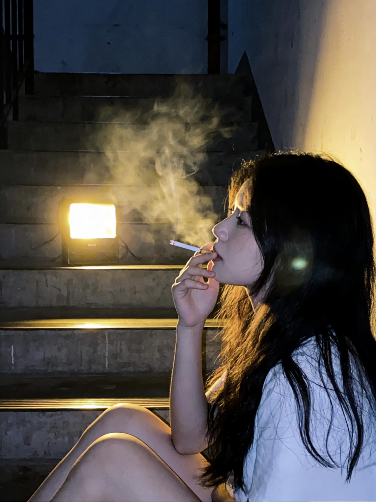 大伙帮忙分析一下：这位姑娘每晚都要在楼道里抽上五六根烟，面对满地的烟头，物业无奈