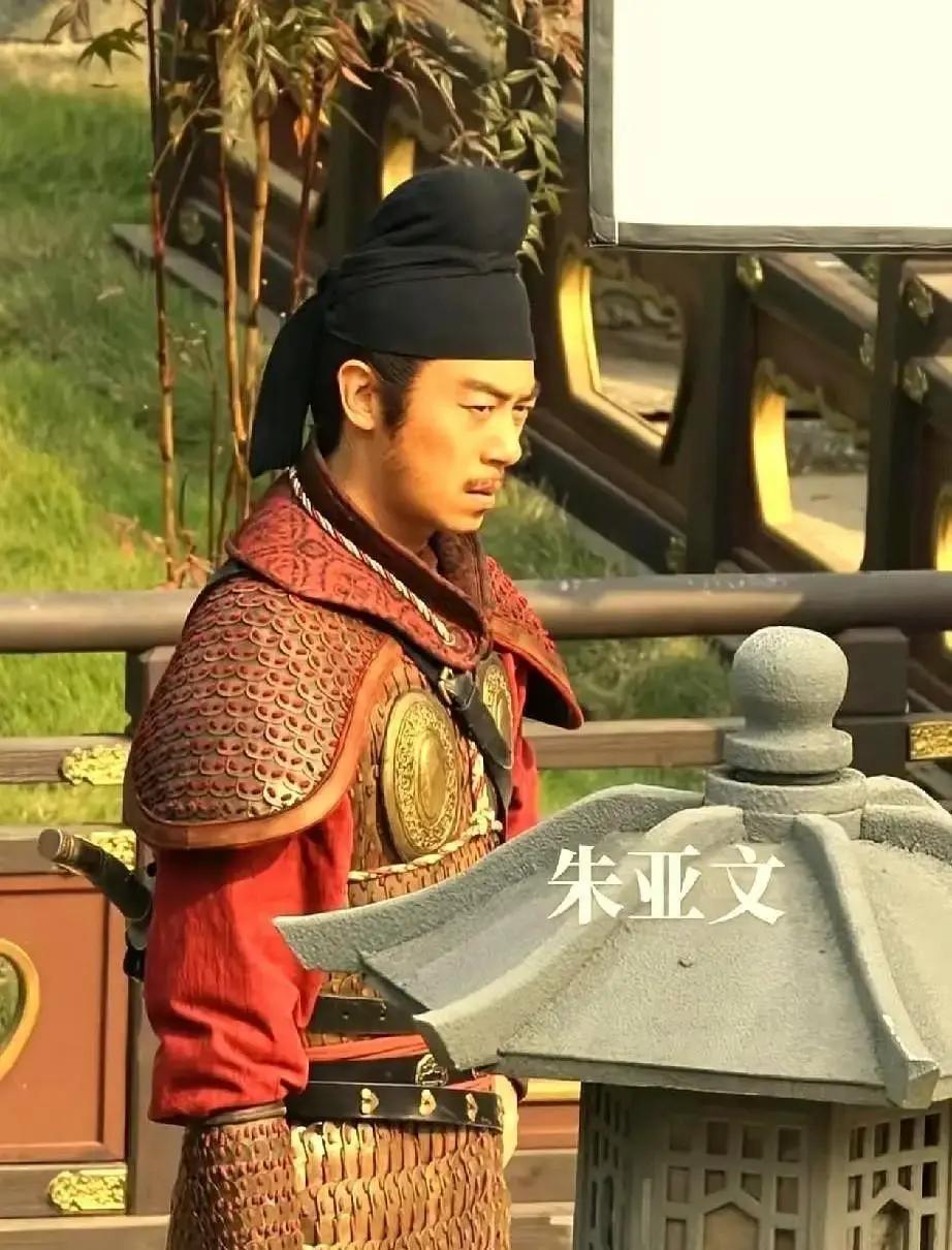 凌晨3点，杭州写字楼灯还亮着，你盯着电脑，颈椎像被钳住。
 
隔壁工位女孩掏出筋