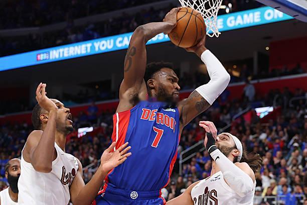 保罗-里德在场上的效果肉眼可见要比杜伦好上太多了。里德在进攻端冲击力超强，前场篮