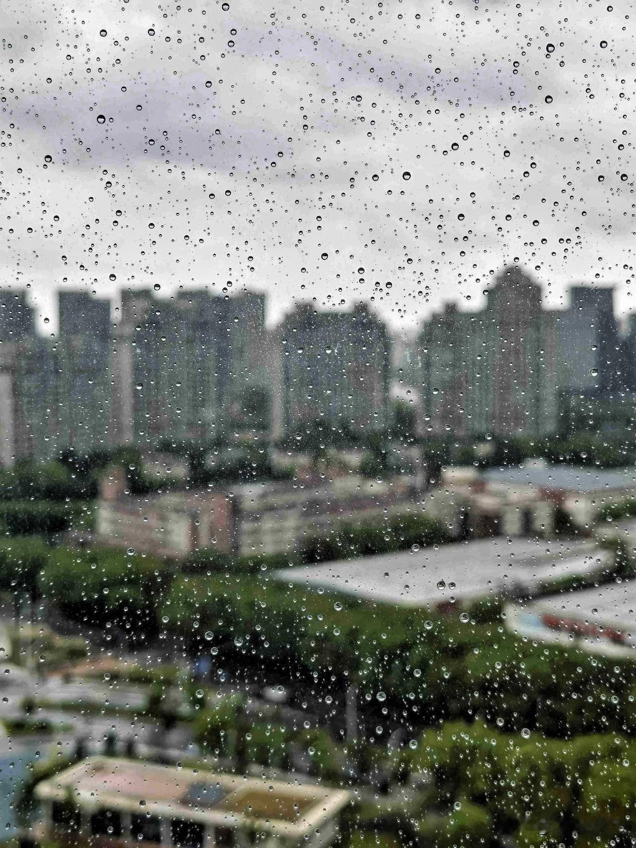 我的今日状态：😁轻松愉快
我这里的天气：🌧下雨，台风前奏。

13号台风即将