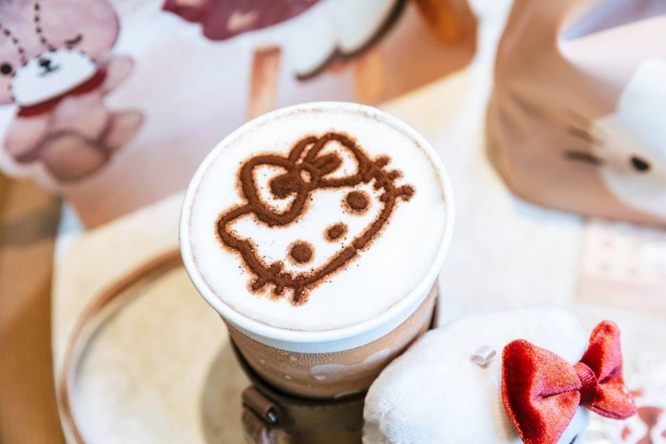 【財經】蔡思貝激讚！霸王茶姬聯乘Sanrio　灣仔店變茶色Kitty主題店霸王茶