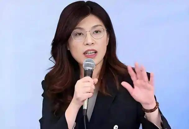 一个曾在绿营锋芒毕露的政治人物，为何会毅然决裂转身？又为何在执掌国民党后，第一时