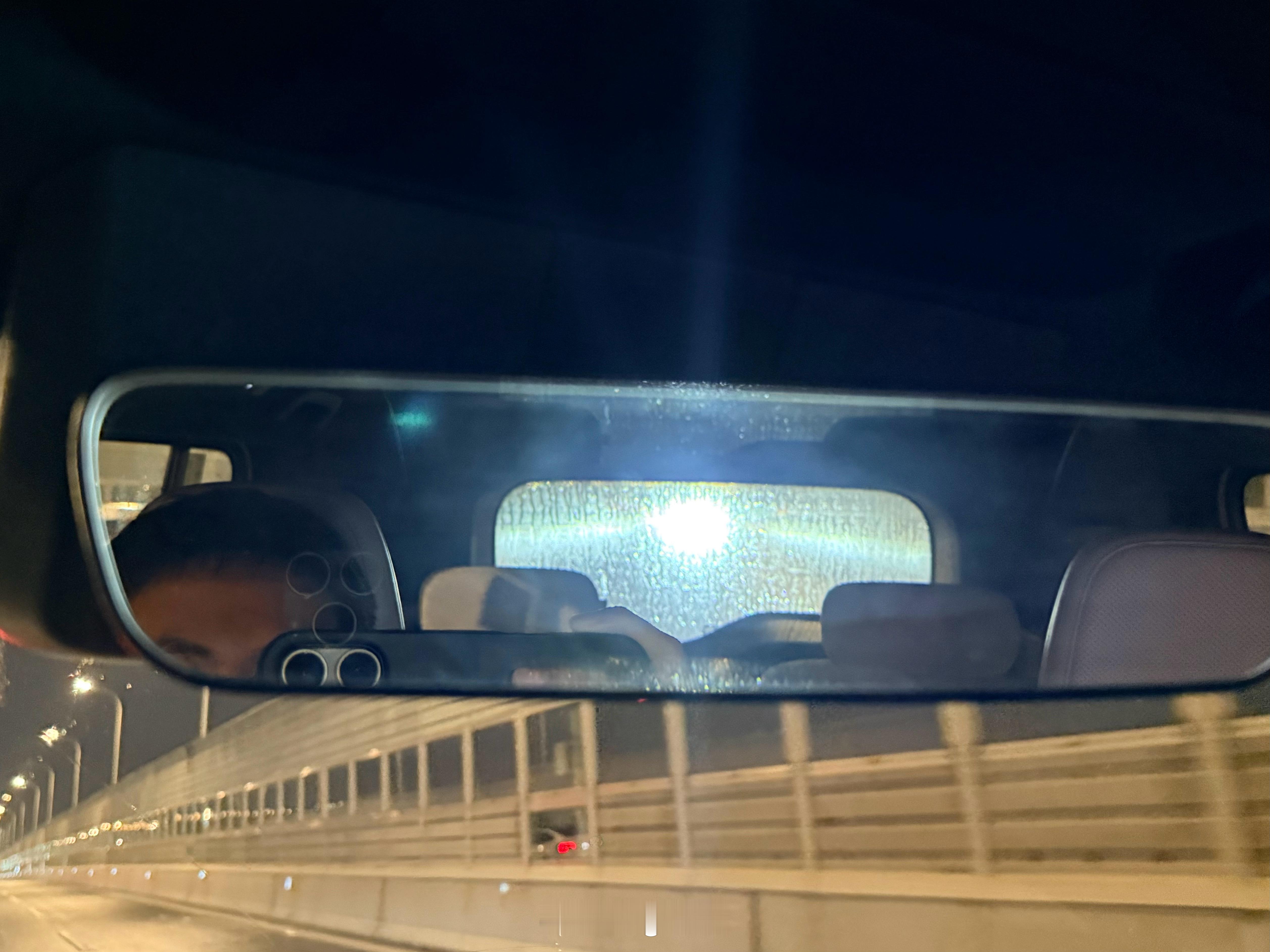雨夜跑高速没有后雨刮真的难受啊 