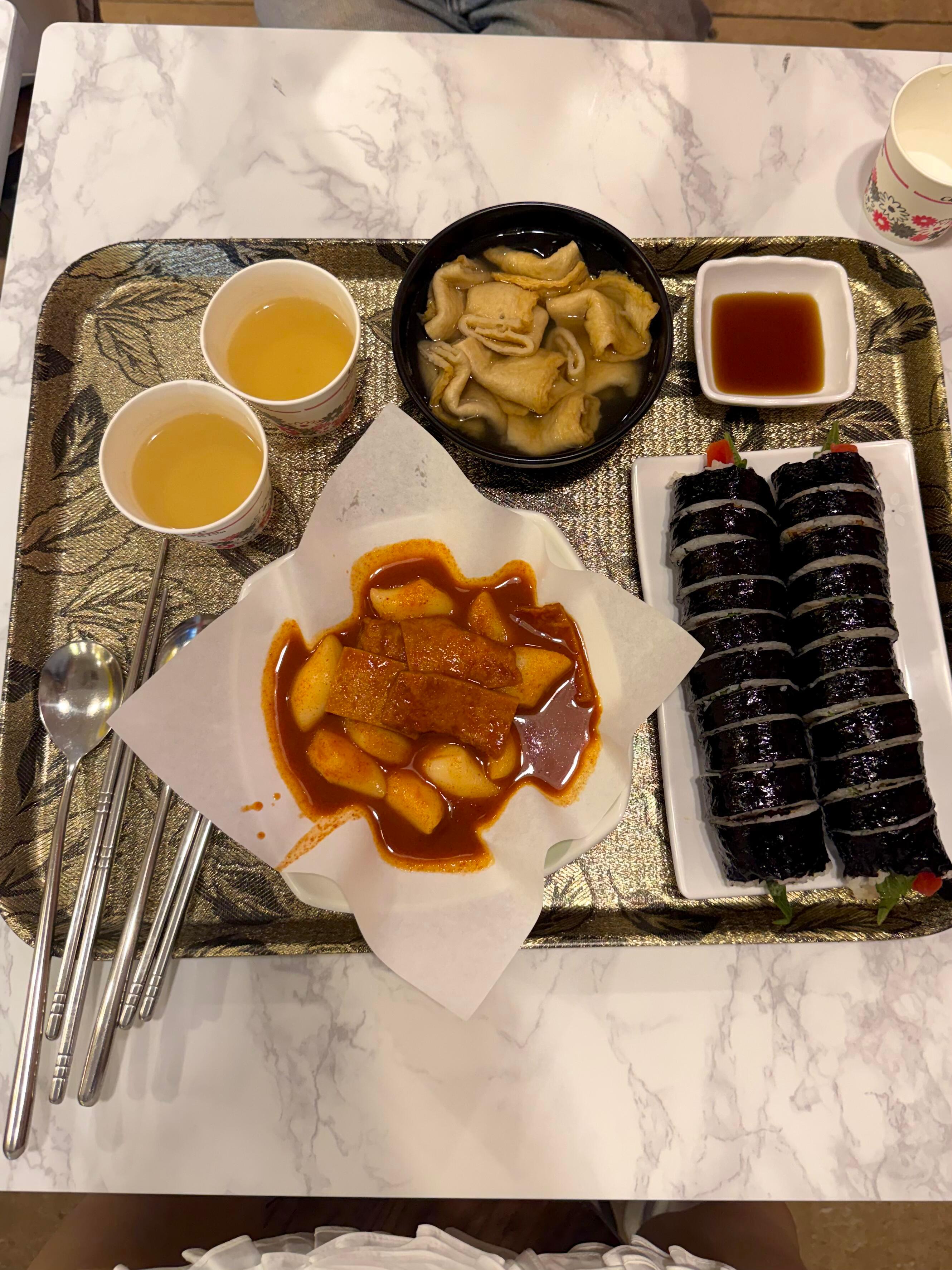 对面这个裤子我现在完全确定了[doge]还是喜欢吃紫菜包饭和辣炒年糕呀 ​​​
