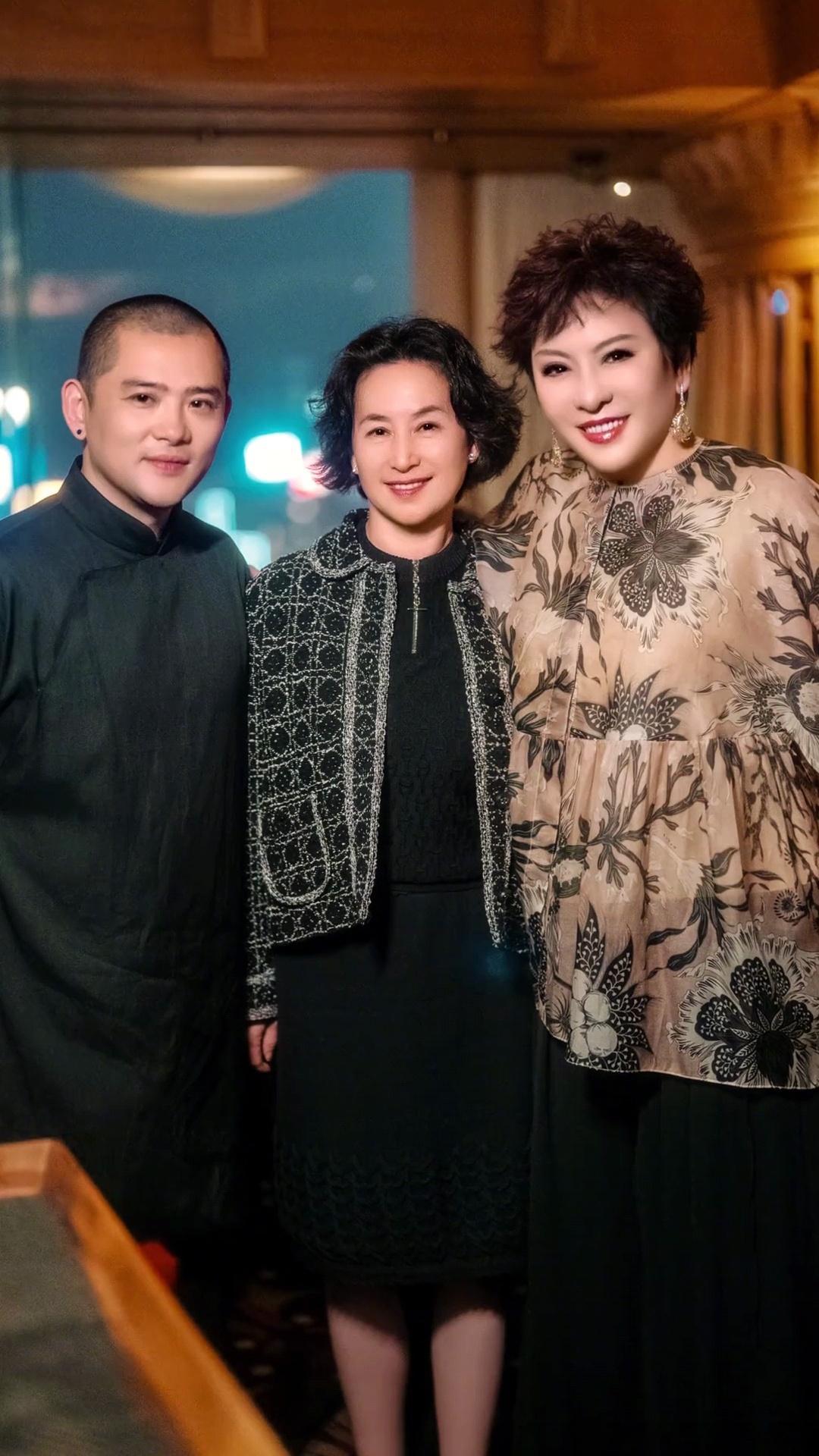 #向太何超琼同框##向太何超琼合照# 向太何超琼同框，好有气场！ ​​​
