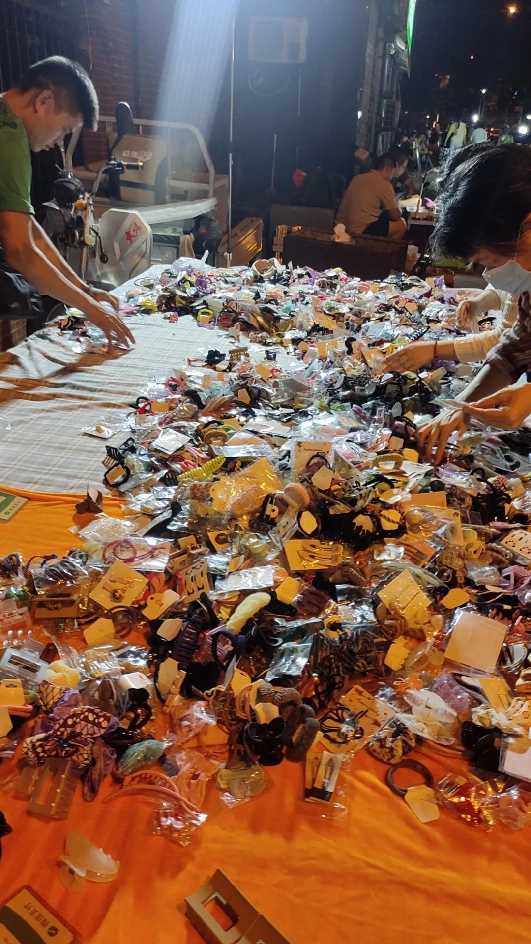 今天下班的路上看到路上好多摆摊的，在一个卖小饰品的摊位前面看到好多人，一打听每件