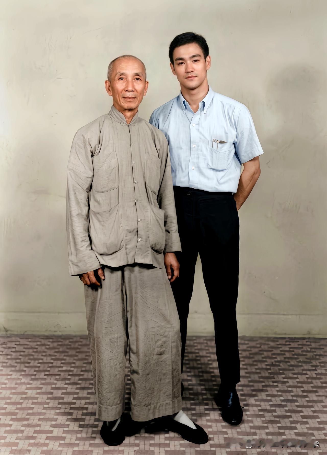 这是上世纪六十年代李小龙从美国回香港探望师父叶问时留下的一张合影，大家都好好瞧瞧