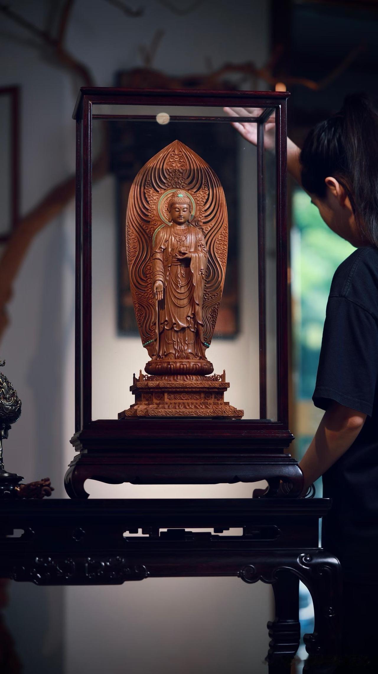 灯光落下时，
这一尊阿弥陀佛，像把整间屋子都慢慢安静了下来。

老山檀黑肉的色泽
