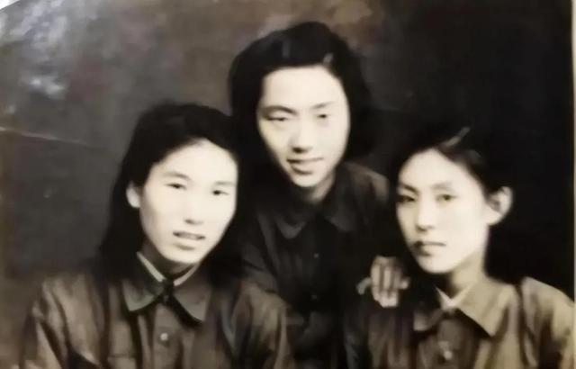 1963年，解放军师长陈广胜回乡寻找多年不见的妻子。没想到，他刚到村口，就看到一