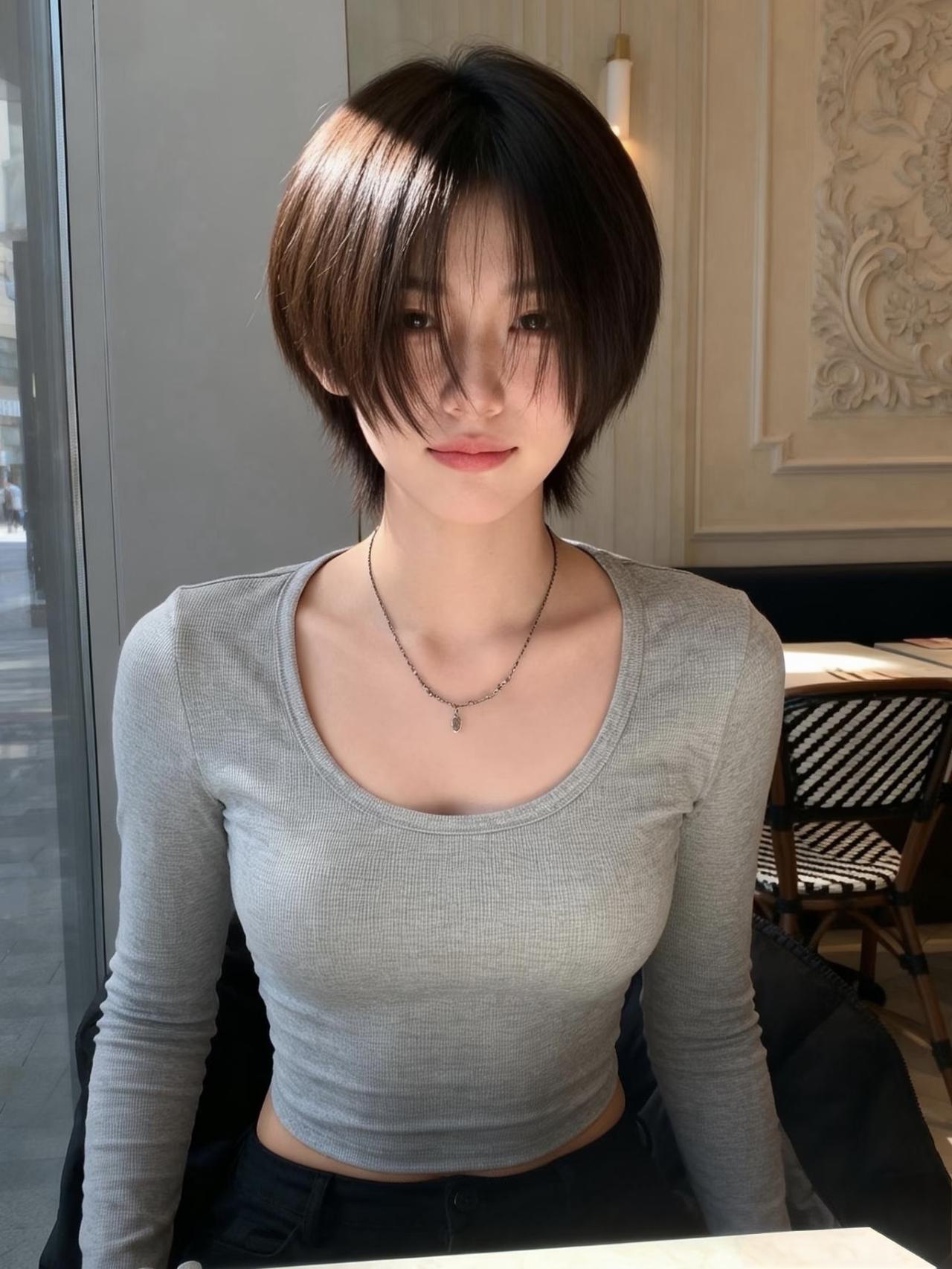 短发女孩