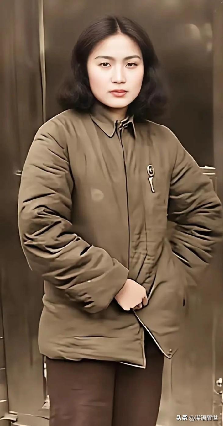 这是刘胡兰的妹妹刘爱兰，容貌端庄清秀，十分标致，因为英雄刘胡兰没有留下任何照片，