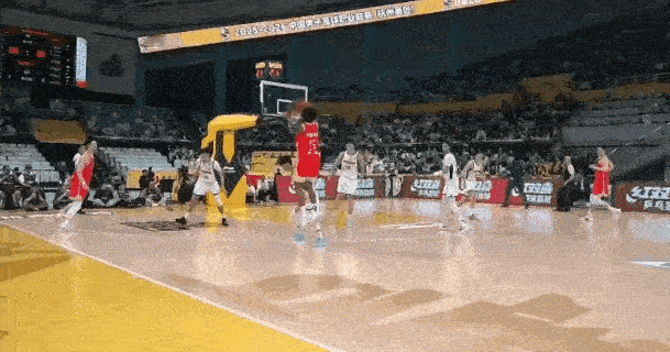 崔永熙对朱俊龙犯规，被升级成违体犯规。广厦男篮vs广东男篮