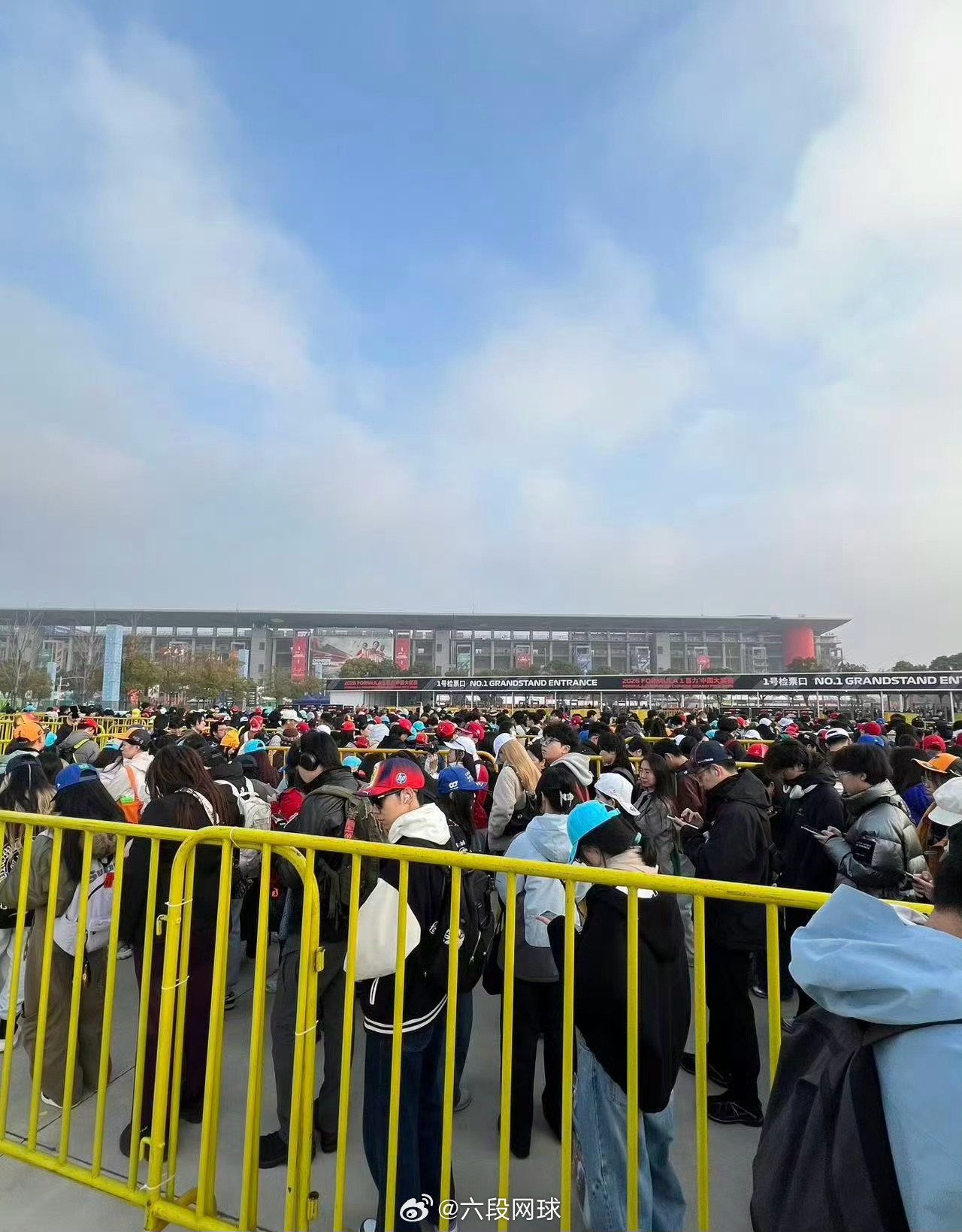 F1中国站人气有多高F1冲刺赛2026F1中国大奖赛，三天23万人次观赛，刷新了