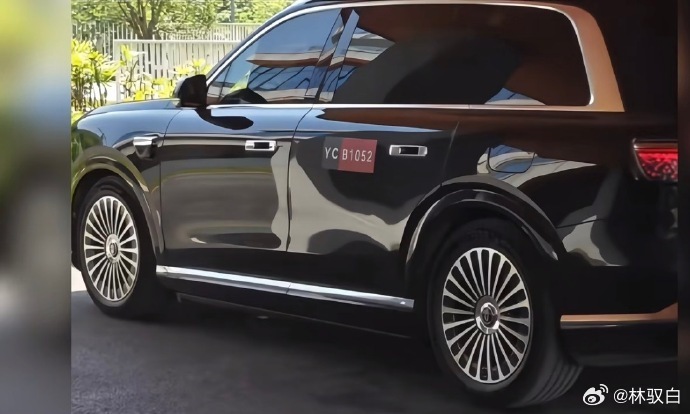 大家觉得为什么问界M9为什么第二排往后车窗会那么地黑 ps：这不是贴膜问界m9