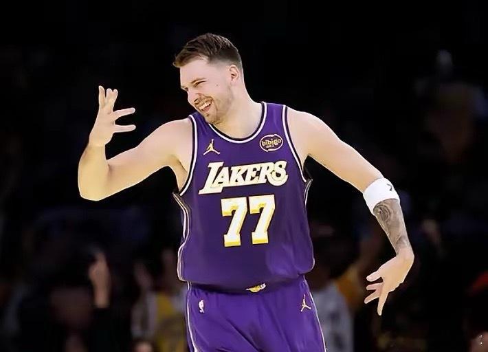 湖人大胜快船，意料之中。东契奇43分9板13助，首节更是狂轰24分，全场三分12