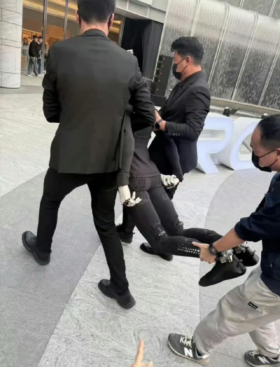 何小鹏回应机器人IRON摔倒这下总没人说小鹏IRON是真人假扮的了吧！之前因为走