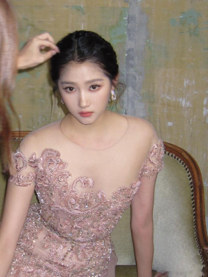 关晓彤视界大会侧拍花絮关晓彤弹钢琴的优雅公主  关晓彤视界大会侧拍花絮，关晓彤弹