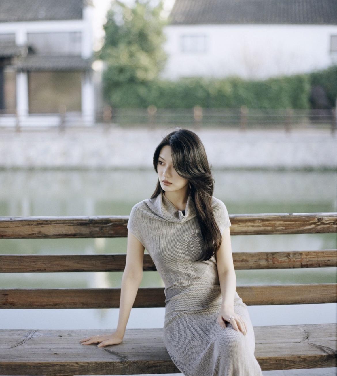 凌晨一点，孩子睡了，碗也刷完了。

她打开那台用了五年的笔记本，开始码字。三个月