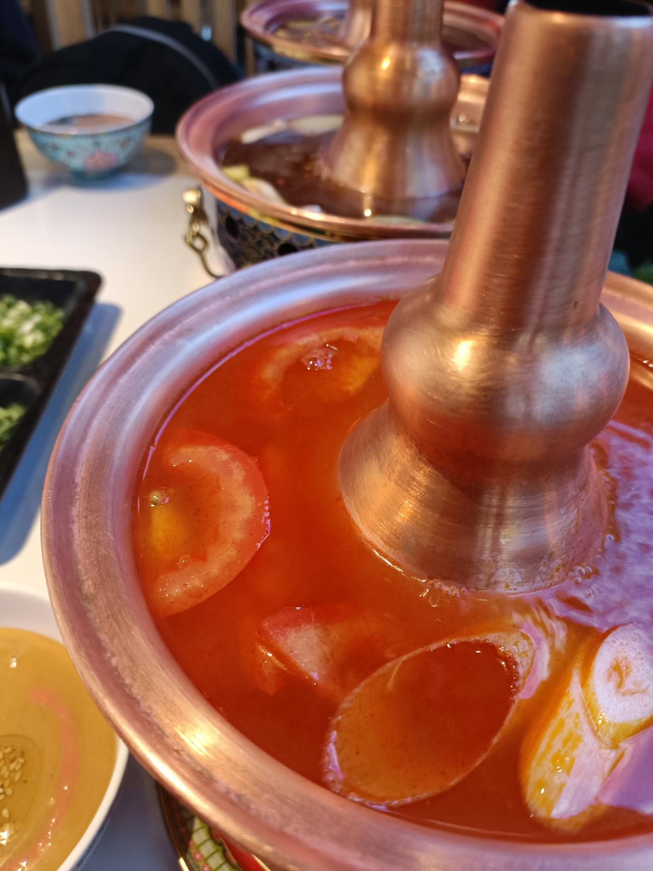 北京人对火锅的爱那真是深入骨髓。老北京铜锅是经典代表，清汤、微火、慢炖，铜锅导热