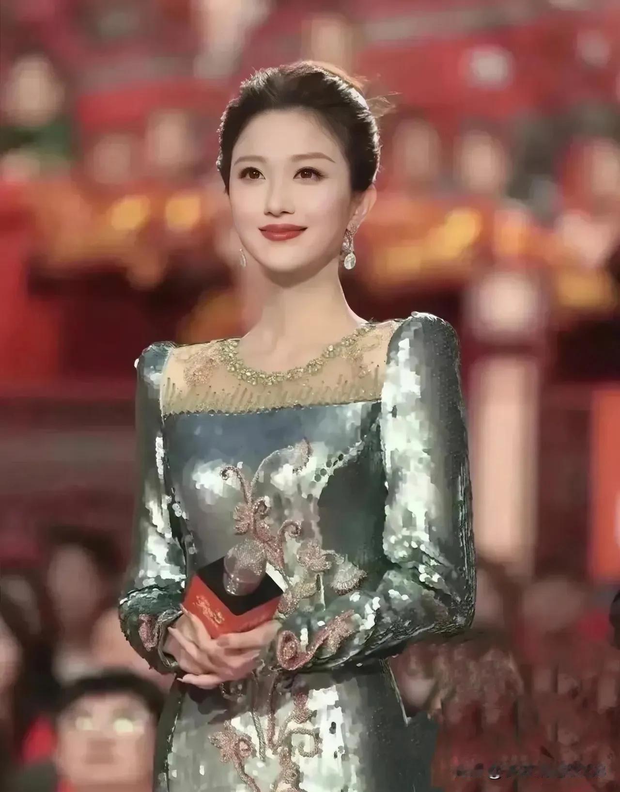 这是央视目前最漂亮的一个年轻主持人，长得确实漂亮，身材高挑又有气质，刘心悦是实力